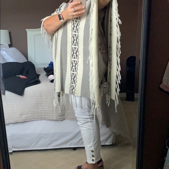 Izzy & Lola Cream & Gray Fringe Open Poncho M/L - Picture 3 of 8